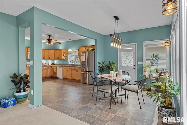 $189,900 | 201 South 3rd Street, Divernon, IL 62530