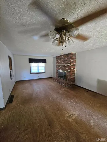 $184,900 | 1011 Voorhees Lane, Brighton, IL 62012