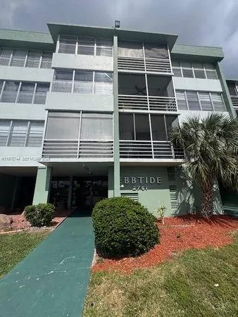 $1,600 | 2761 Taft Street, Unit 408, Hollywood, FL 33020