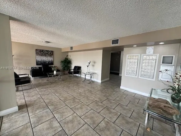 $1,600 | 2761 Taft Street, Unit 408, Hollywood, FL 33020