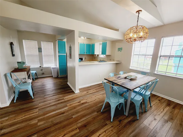 $2,100 | 16606 John Davis Road, Jamaica Beach, TX 77554