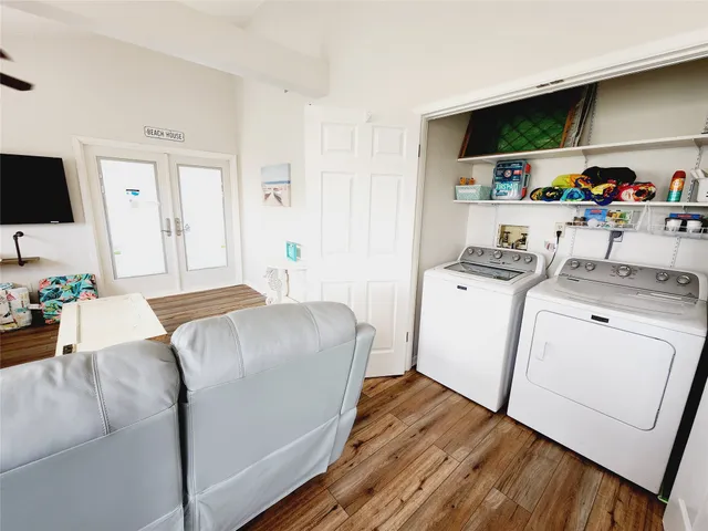 $2,100 | 16606 John Davis Road, Jamaica Beach, TX 77554