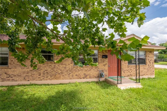 $1,200 | 601 Martin Luther King Jr Boulevard, Cameron, TX 76520