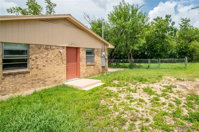 $1,200 | 601 Martin Luther King Jr Boulevard, Cameron, TX 76520