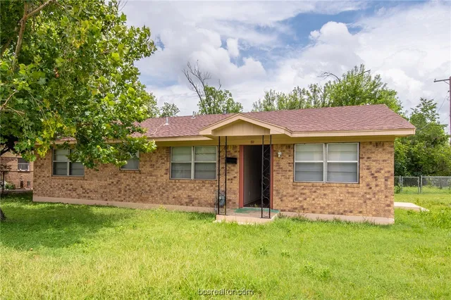 $1,200 | 601 Martin Luther King Jr Boulevard, Cameron, TX 76520