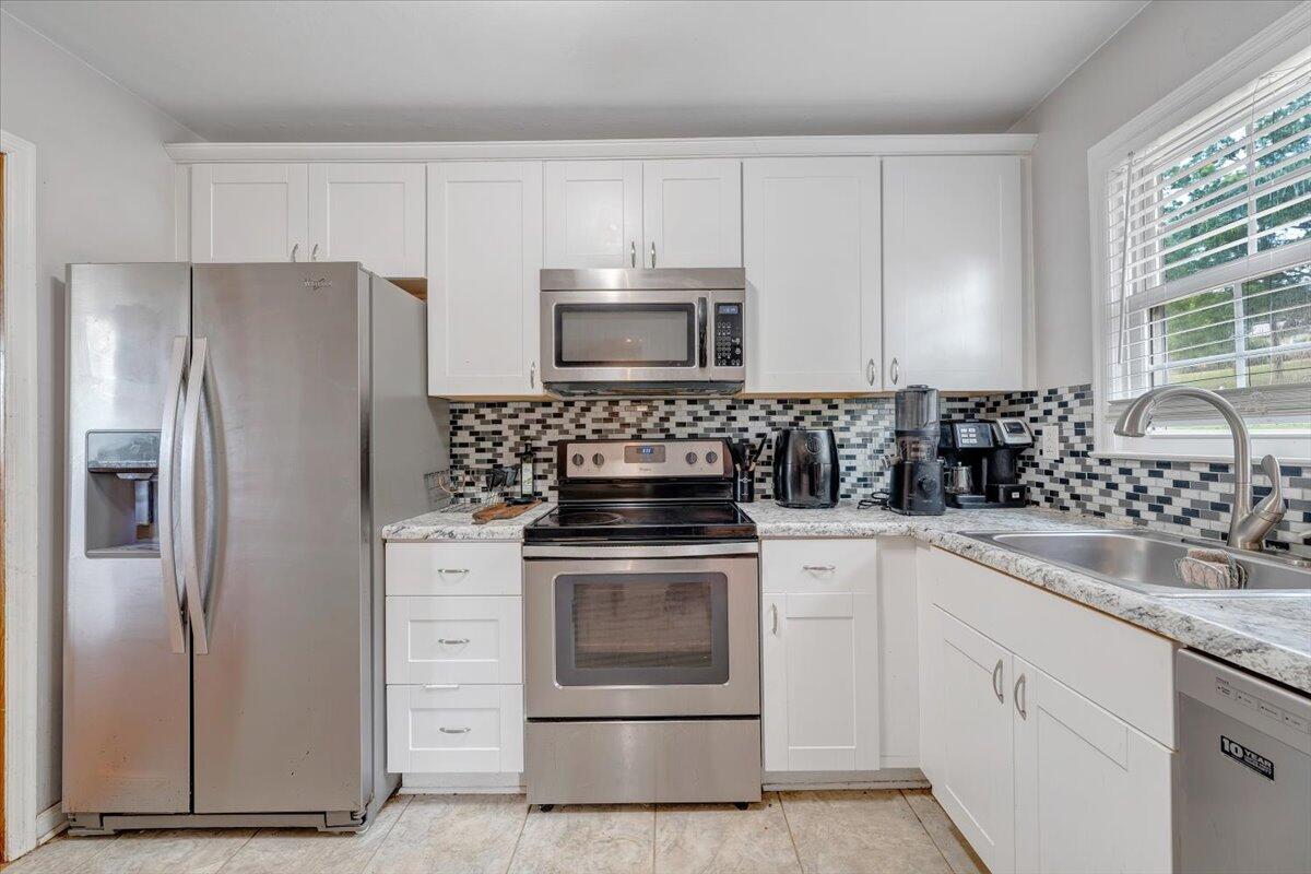 1043 Incline Drive Vinton, VA 24179 - Photo 14 of 58 Kitchen