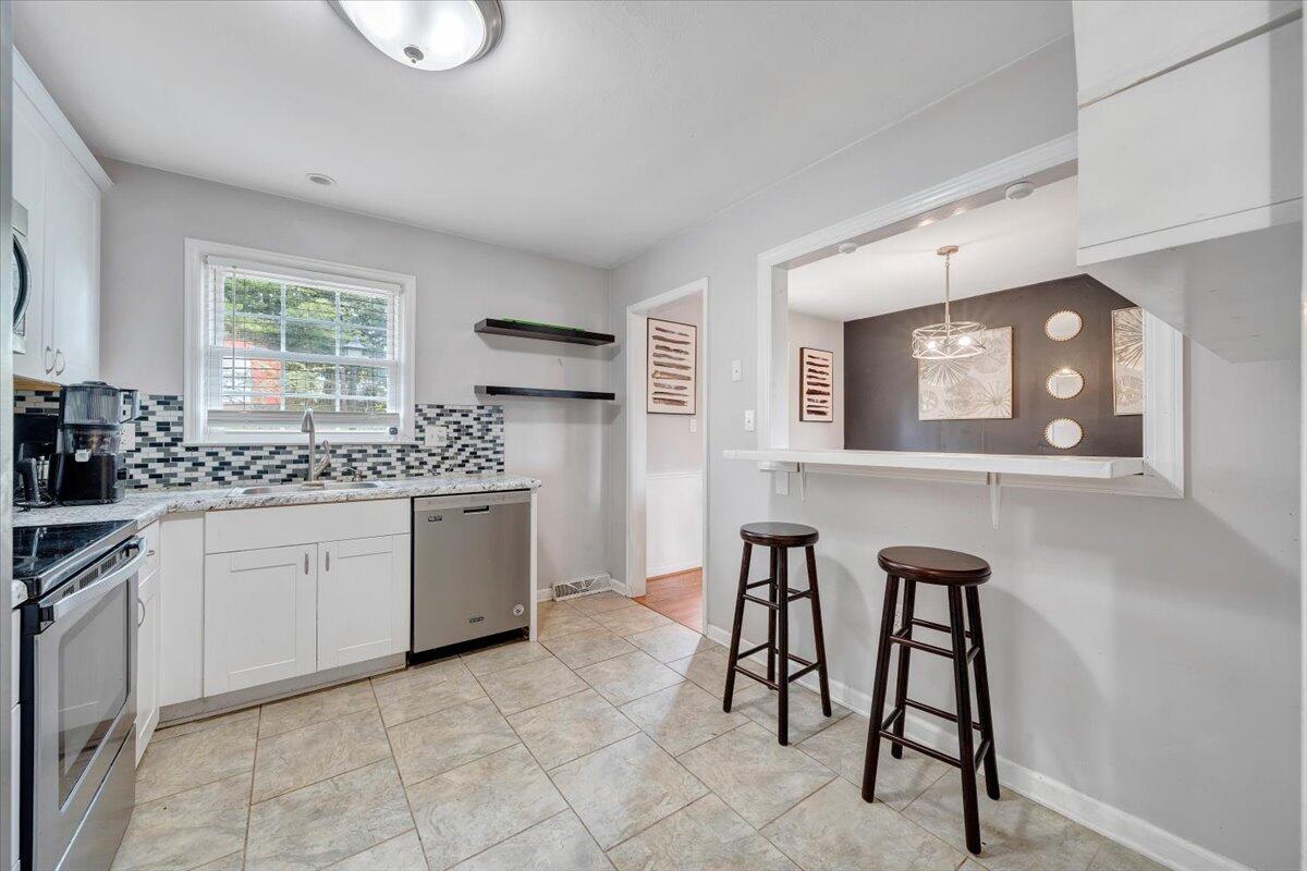 1043 Incline Drive Vinton, VA 24179 - Photo 16 of 58 Some updated lighting