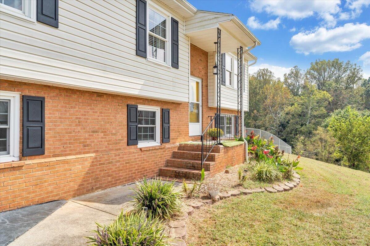 1043 Incline Drive Vinton, VA 24179 - Photo 2 of 58 Beautiful views