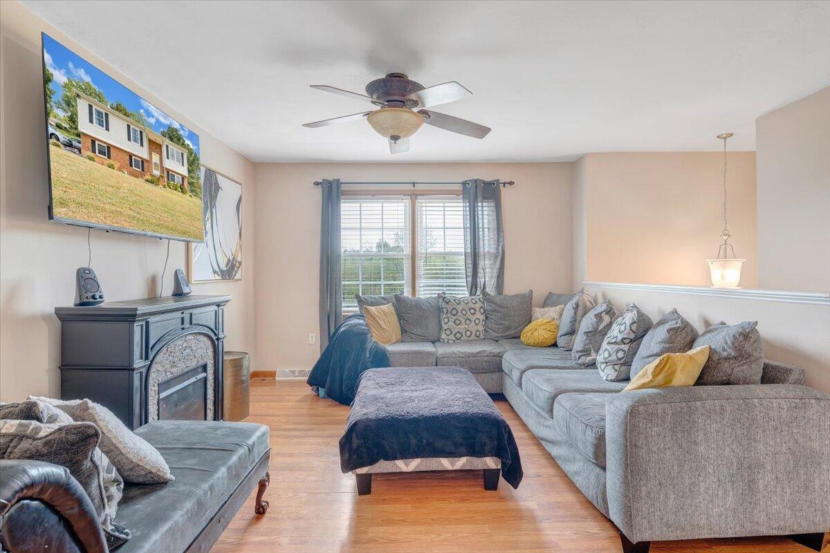 1043 Incline Drive Vinton, VA 24179 - Photo 4 of 58 over 2100 sq ft.