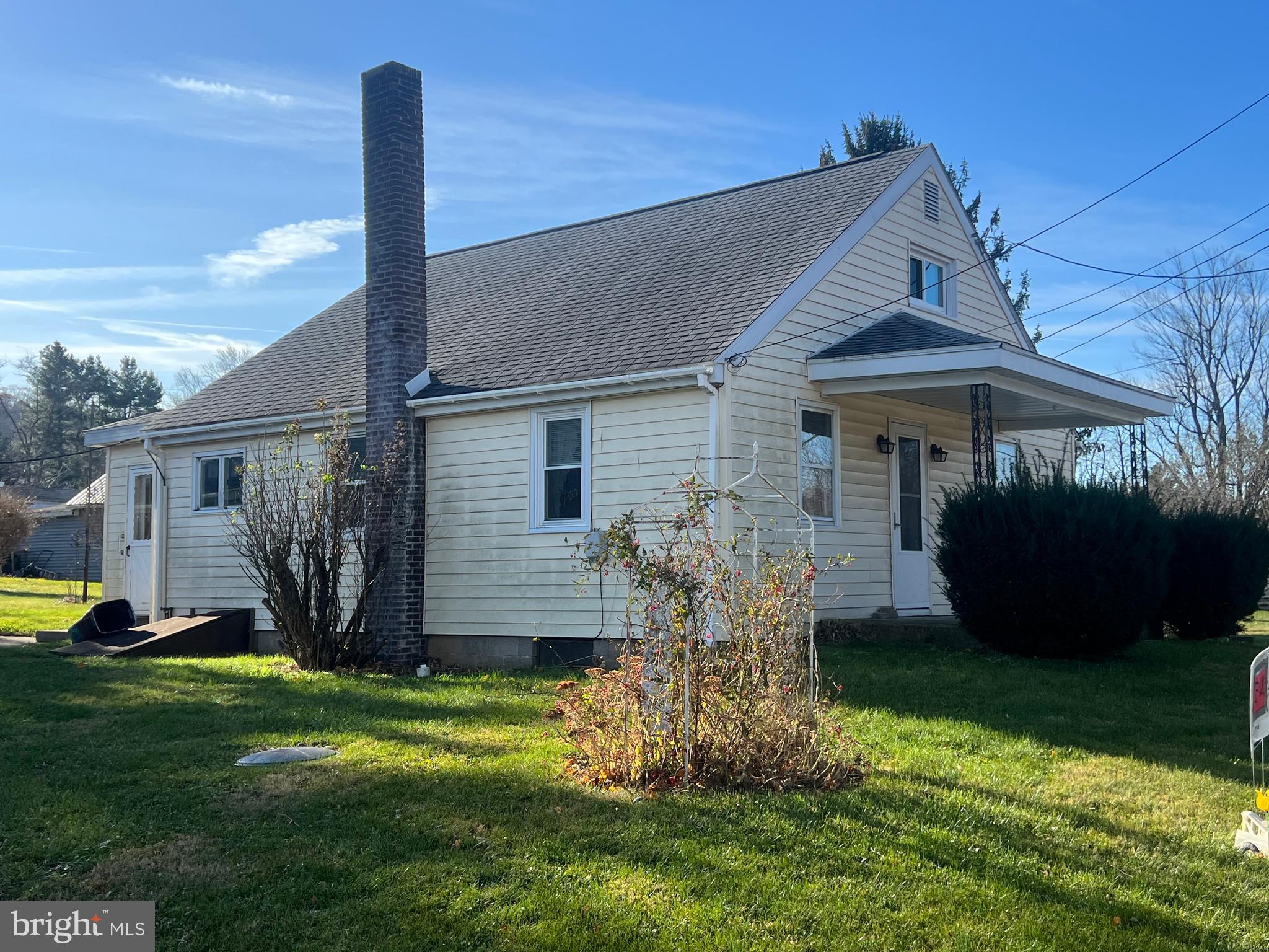 a view of a house with backyard and a tree