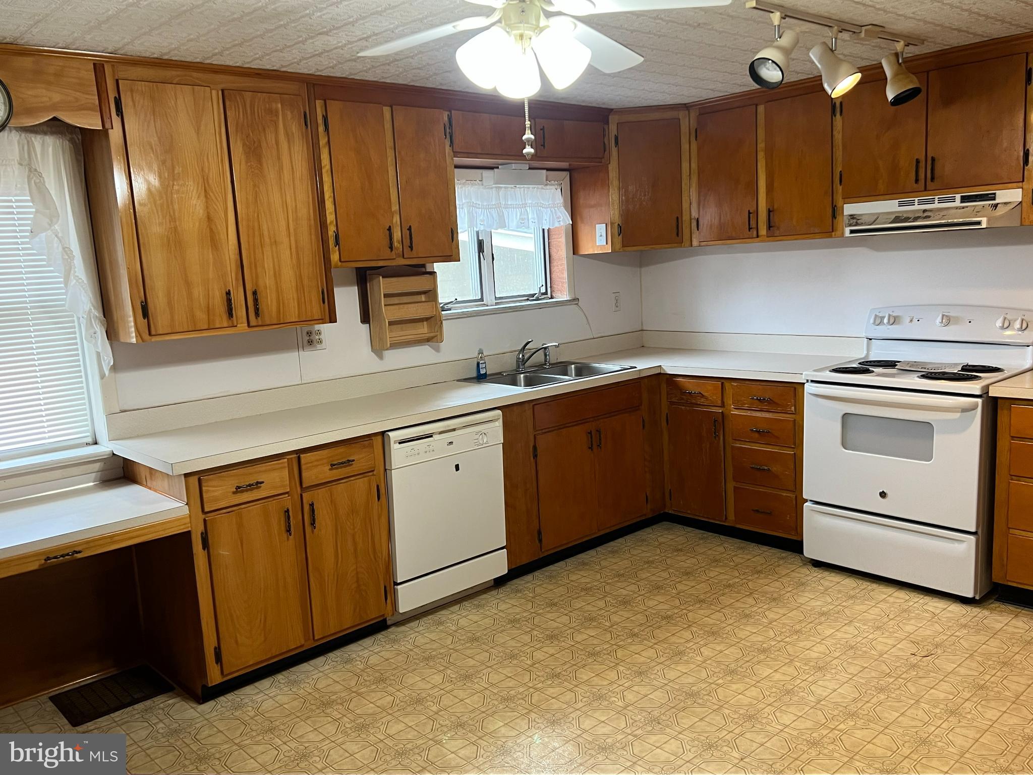 25447 Cascade Road Cascade, MD 21719 - Photo 8 of 22 a kitchen with stainless steel appliances granite countertop a sink a stove and a refrigerator