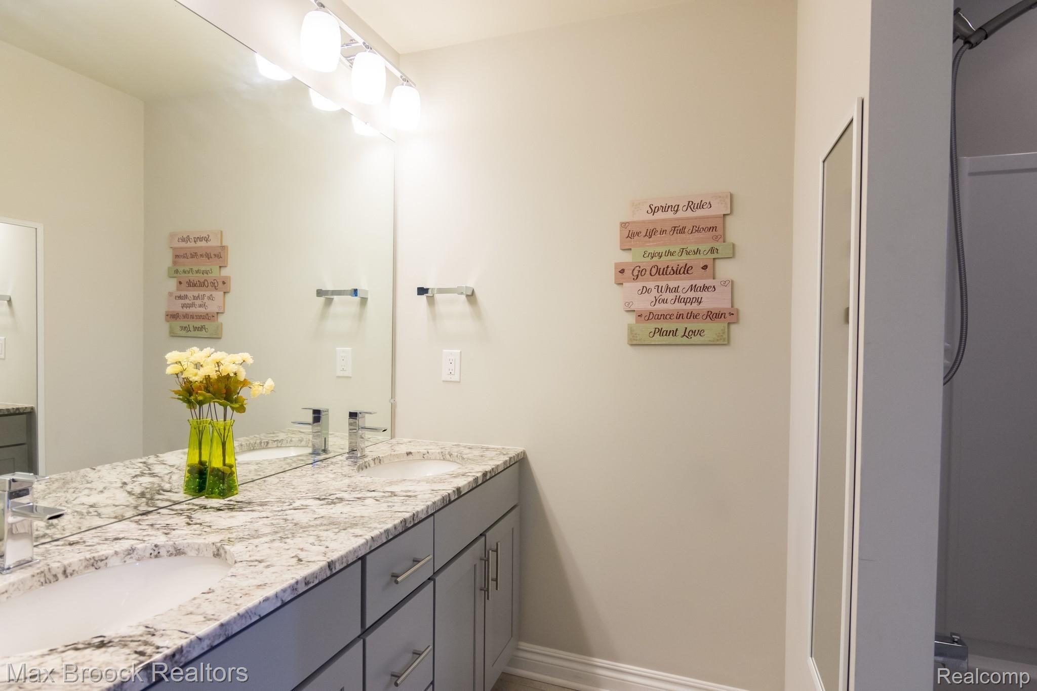 2758 Helmsdale Circle Rochester, MI 48307 - Photo 35 of 57 42.jpg