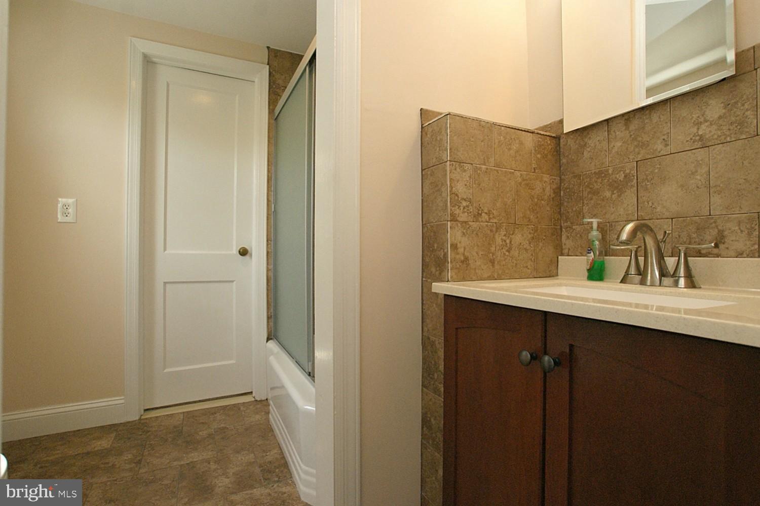 29 Baylor Road Hamilton, NJ 08610 - Photo 30 of 59 Jack & Jill Full Bath