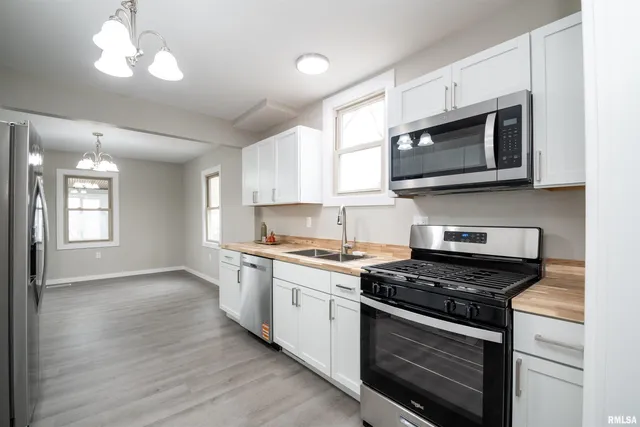 $198,000 | 15045 North River Beach Drive, Chillicothe, IL 61523