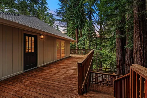 a view of a house with backyard