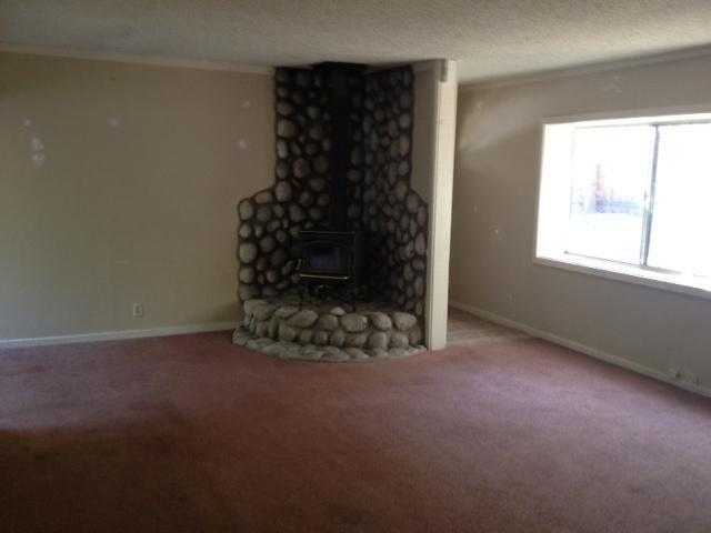 10132 Creek Road Oak View, CA 93022 - Photo 10 of 11 a view of empty room with window