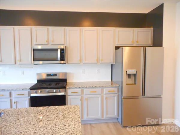 a view of backyard of the house