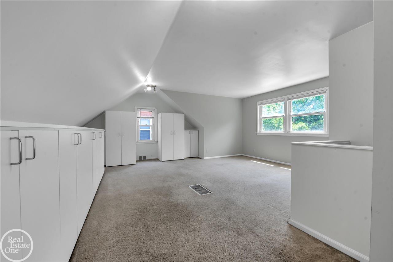 2051 Roslyn Road Grosse Pointe, MI 48236 - Photo 12 of 25 50078870-11.JPG