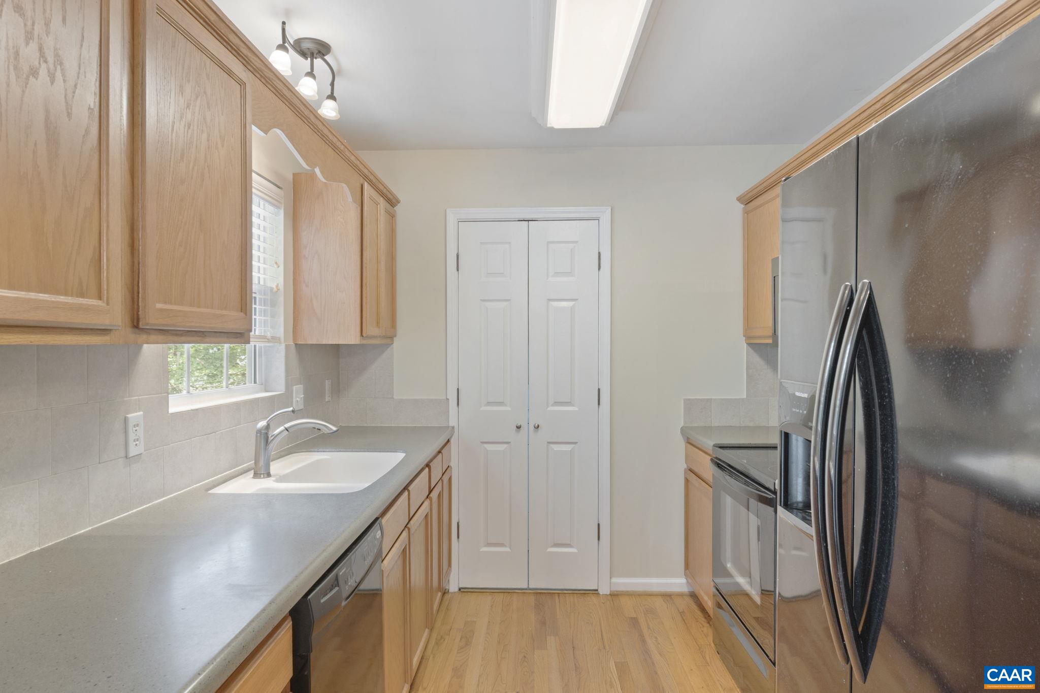 28 Lafayette Drive Palmyra, VA 22963 - Photo 10 of 35 a bathroom with a sink a mirror and a bathtub