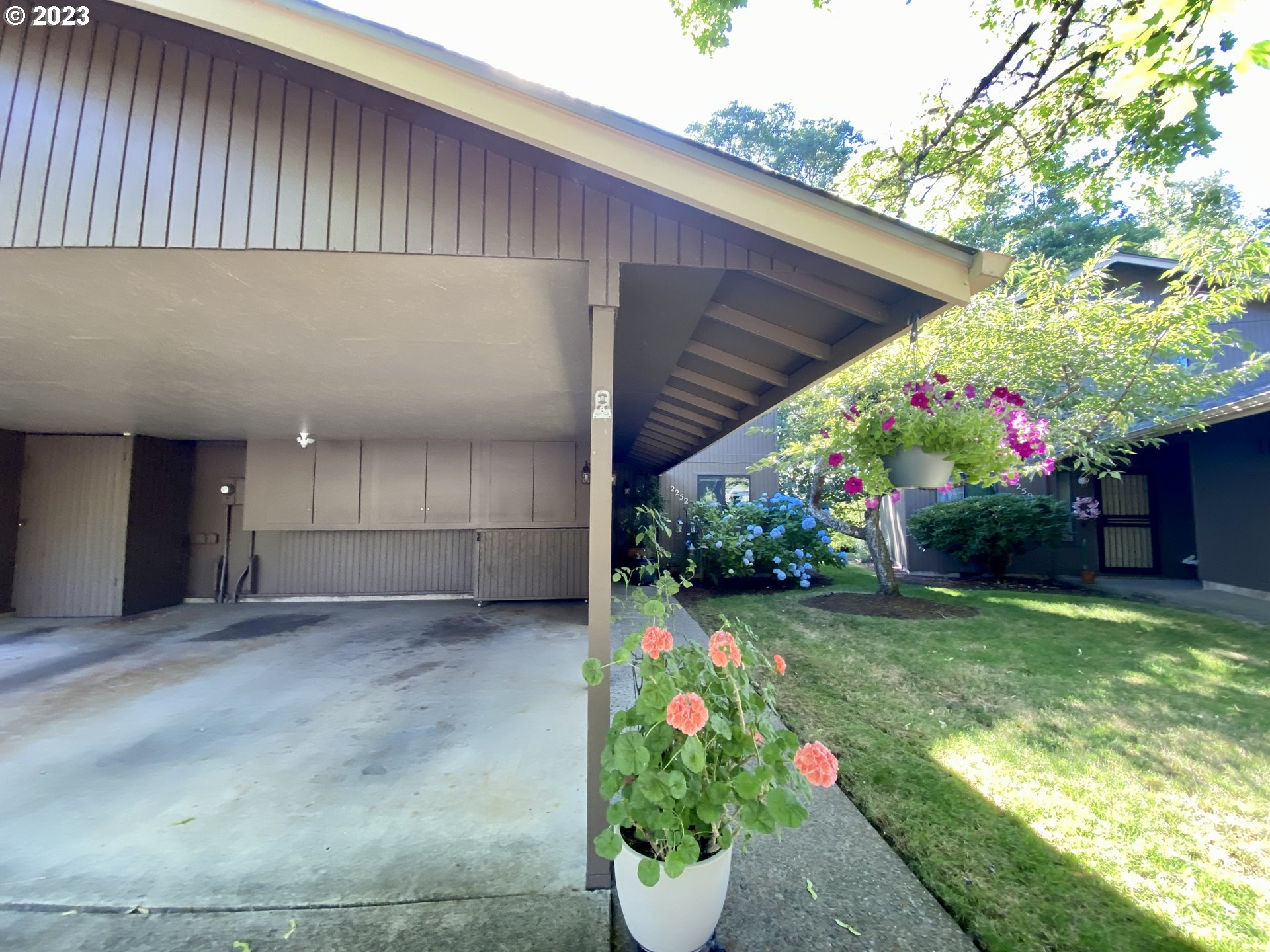 2252 Ridgeway Drive Eugene, OR 97401 - Photo 3 of 45 Gallery Image 3