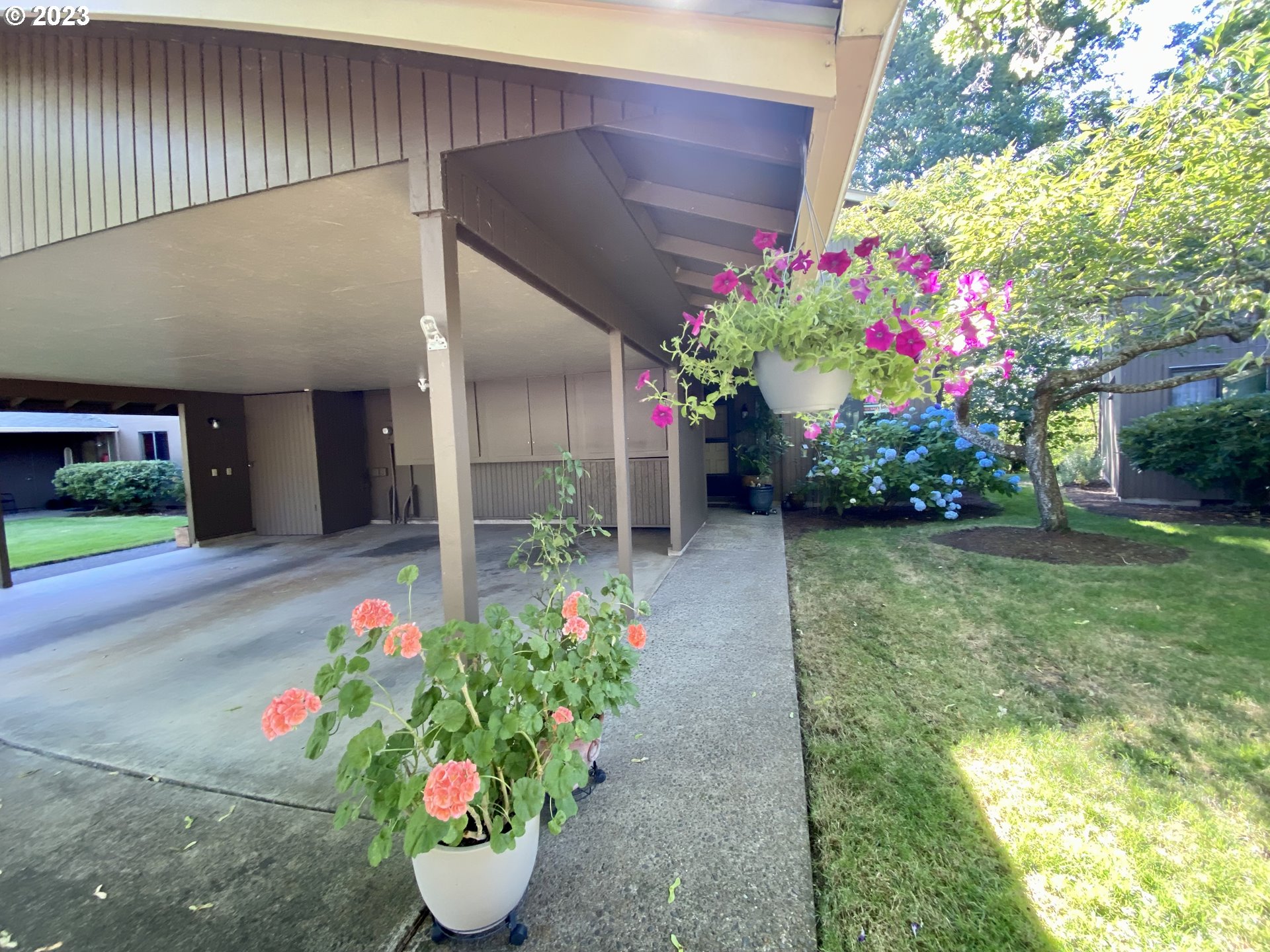 2252 Ridgeway Drive Eugene, OR 97401 - Photo 4 of 45 Gallery Image 4