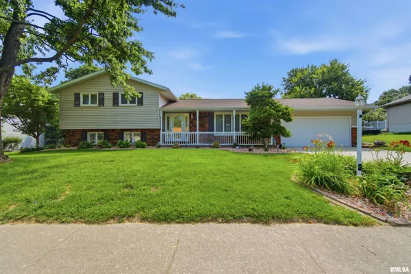 $385,000 | 208 Barbara Parkway, Washington, IL 61571