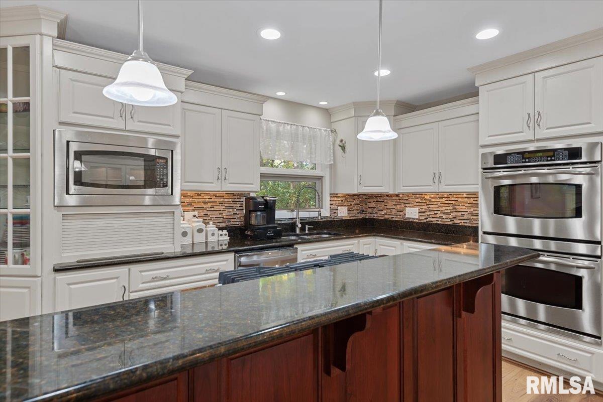 929 Roanoke Drive Springfield, IL 62702 - Photo 4 of 48