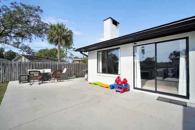 a view of a house with backyard and sitting area