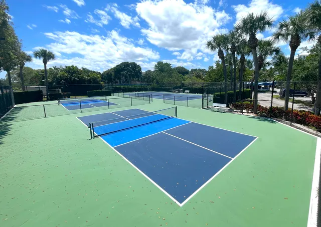 $1,460,000 | 543 Bay Colony Drive North, Unit SLIP 8, Juno Beach, FL 33408