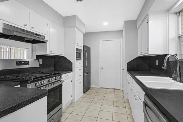 $1,990 | 1014 Robinson Street, Alvin, TX 77511