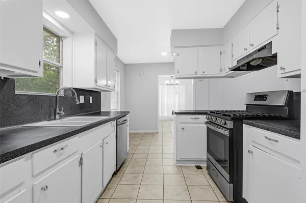 $1,990 | 1014 Robinson Street, Alvin, TX 77511