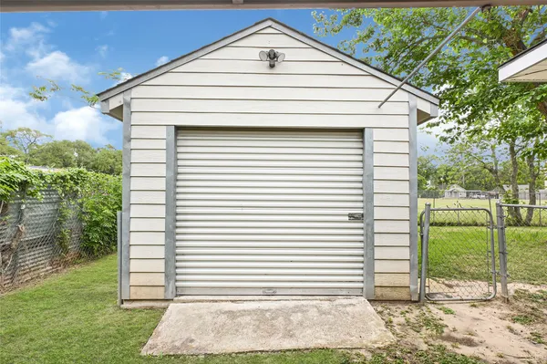 $1,990 | 1014 Robinson Street, Alvin, TX 77511