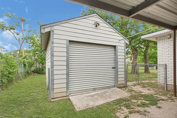 $1,990 | 1014 Robinson Street, Alvin, TX 77511