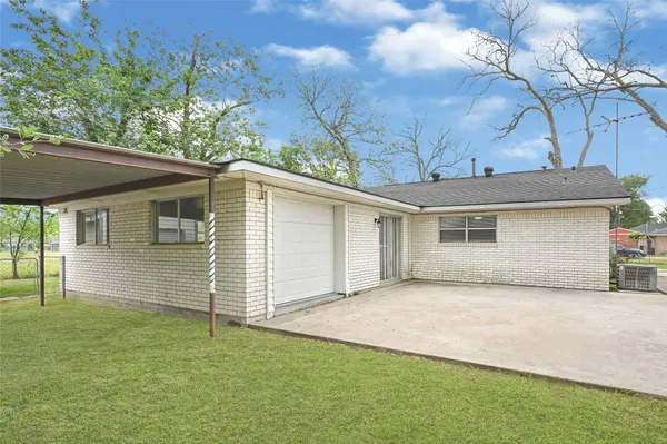 $1,990 | 1014 Robinson Street, Alvin, TX 77511