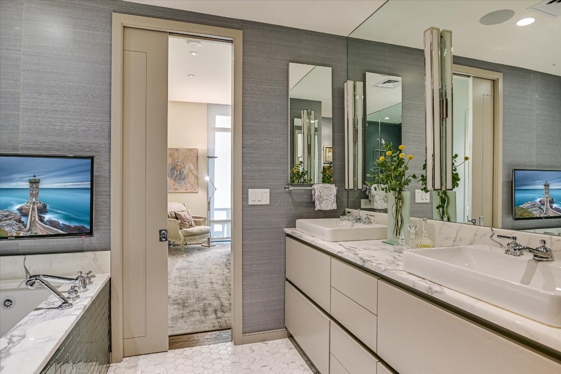 200 Congress Avenue, Unit 35AC Austin, TX 78701 - Photo 12 of 40 Primary bathroom, double sinks, large soaking tub and television.