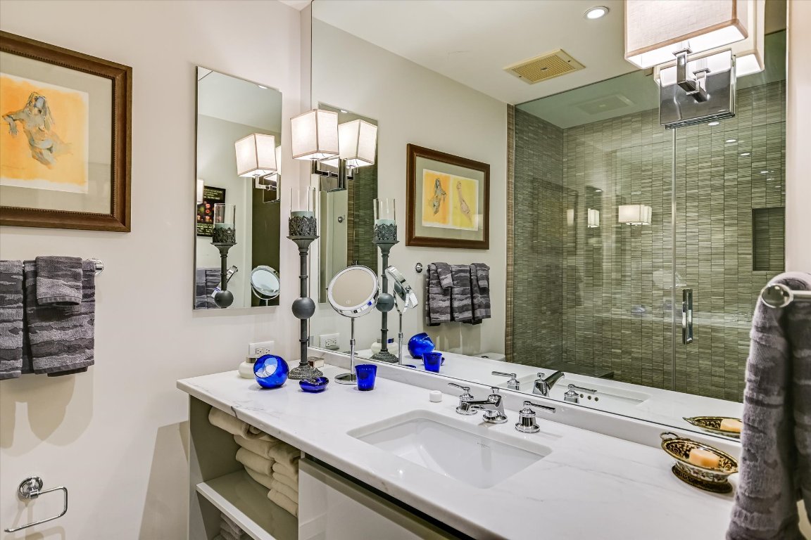 200 Congress Avenue, Unit 35AC Austin, TX 78701 - Photo 16 of 40 Guest, en-suite bathroom.