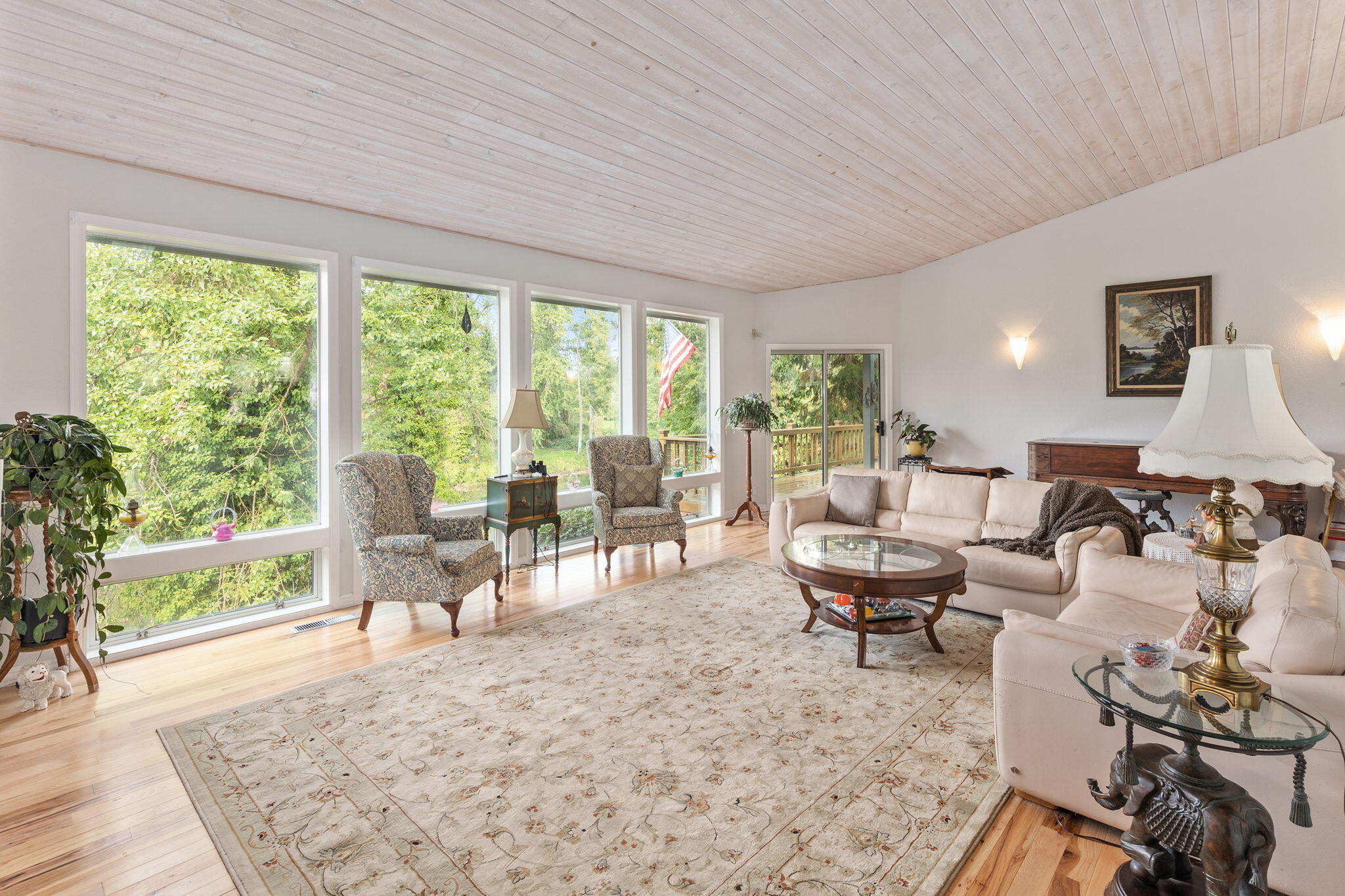 4118 Leonard Road Grants Pass, OR 97527 - Photo 21 of 37 a living room with furniture and a large window