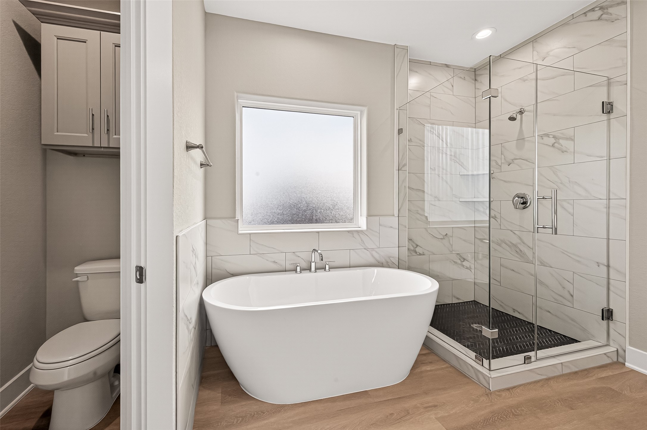 3514 Runnels Street, Unit B Houston, TX 77003 - Photo 20 of 39 Closer view of the private toilet, tub and shower.