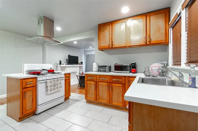 $720,000 | 1216 North St Andrews Place, Los Angeles, CA 90038