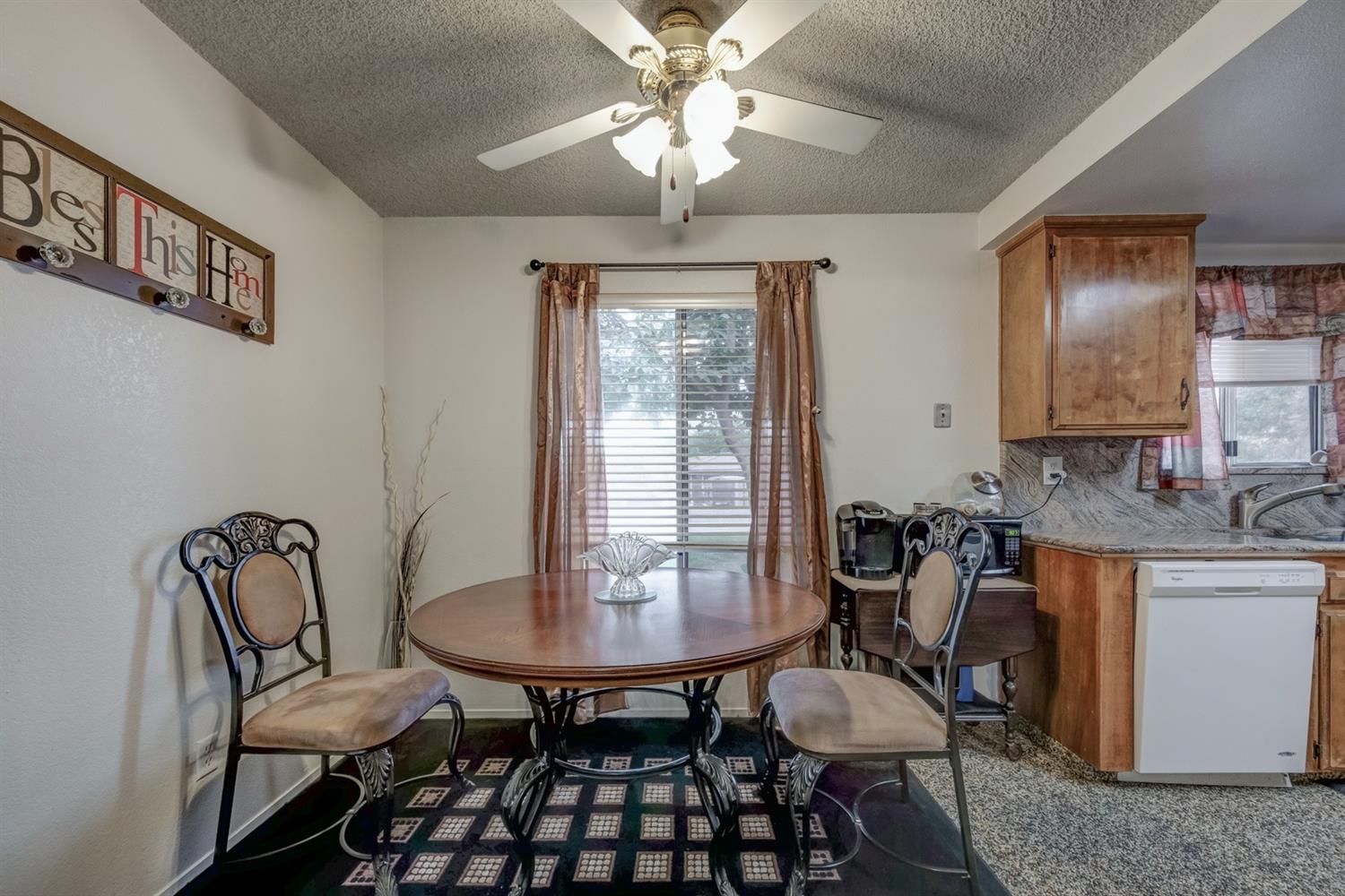 17609 Rodeo Drive Madera, CA 93638 - Photo 13 of 31 Dining Area