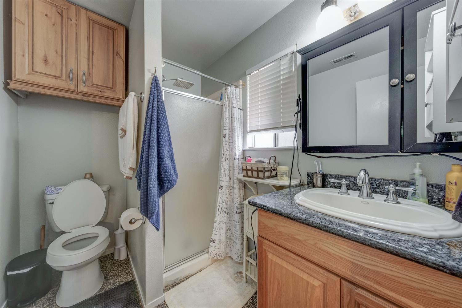 17609 Rodeo Drive Madera, CA 93638 - Photo 23 of 31 Master bath