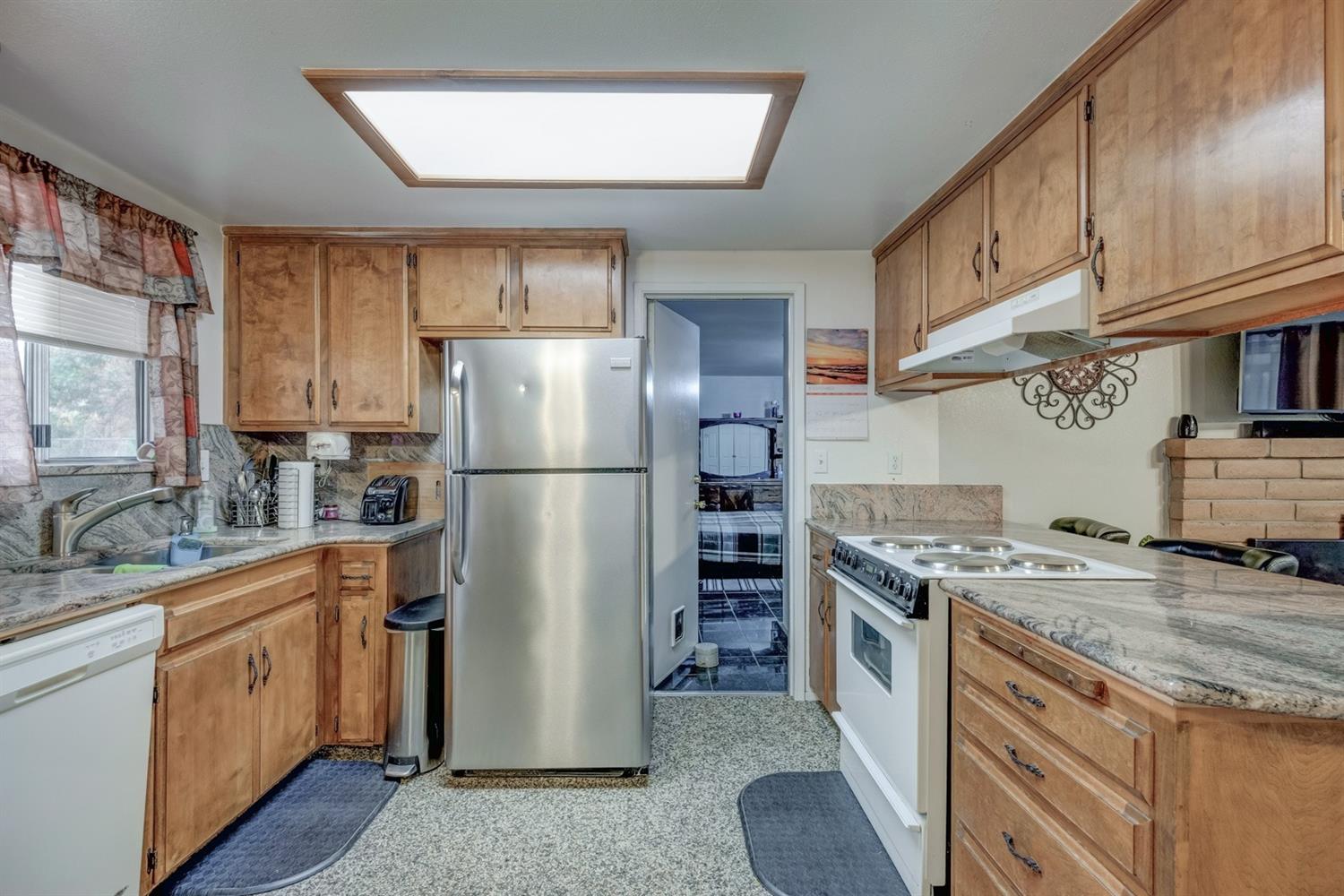 17609 Rodeo Drive Madera, CA 93638 - Photo 6 of 31 Granite Counters and backsplash, pebble stone flooring, open layout.