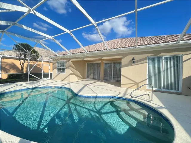a view of a house with backyard