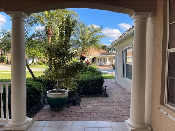 a view of a house with backyard and garden