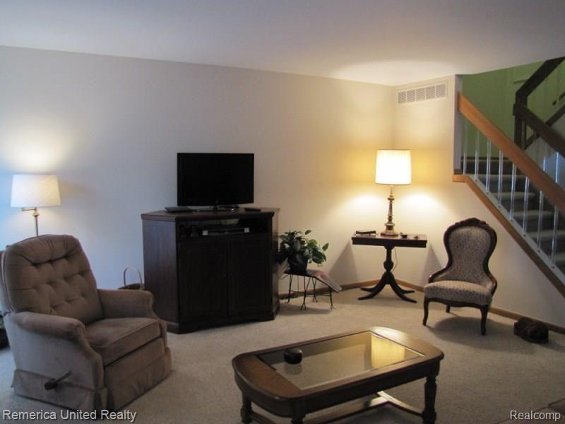 23101 Farmington Road, Unit 2 Farmington, MI 48336 - Photo 5 of 28 Living Room