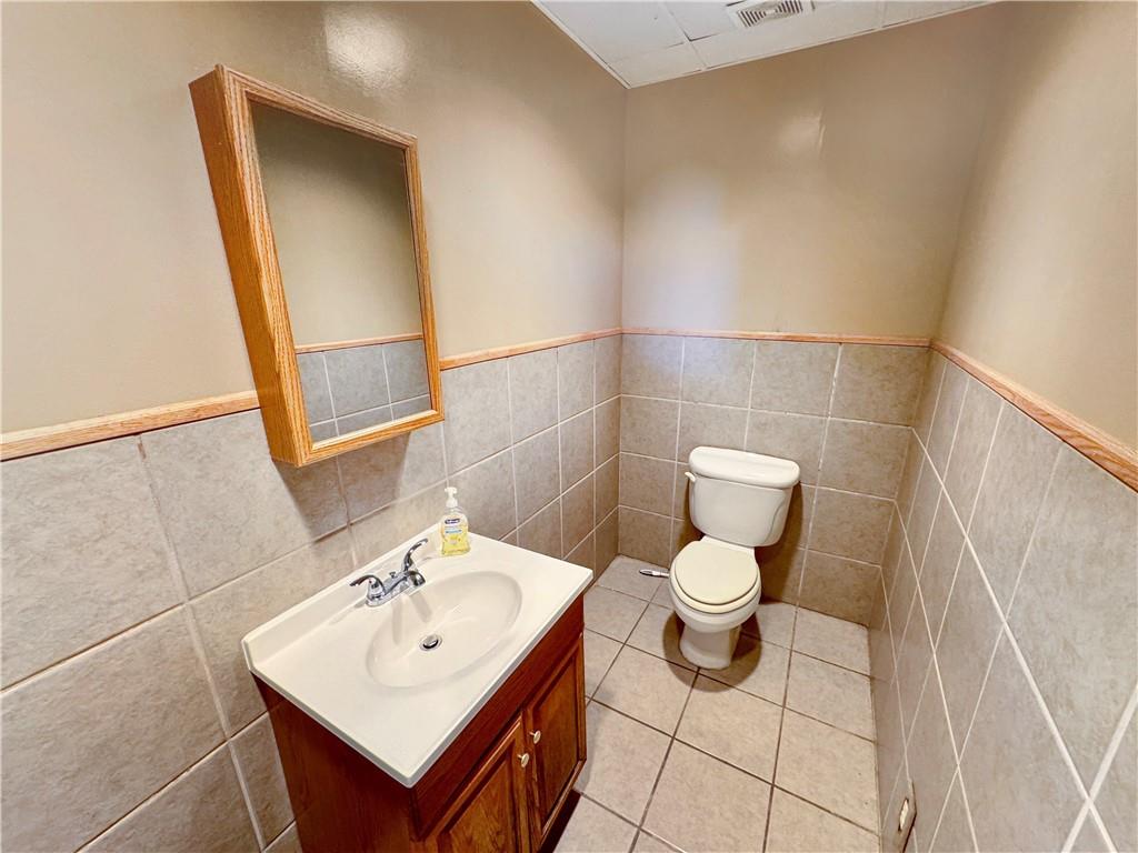 3200-3202 Willett Road Pittsburgh, PA 15227 - Photo 12 of 46 a bathroom with a toilet a sink and a mirror