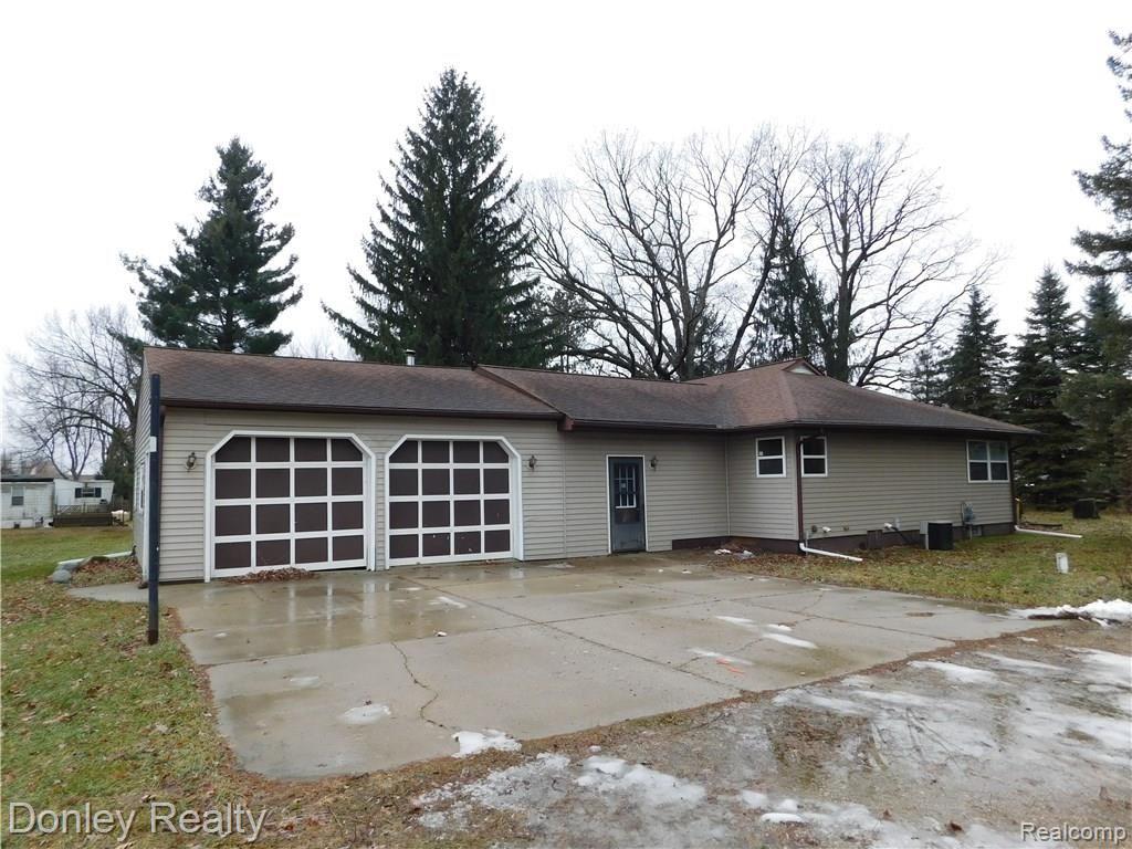 6074 North Lapeer Road North Branch, MI 48461 - Photo 2 of 10 DSCN3942.JPG