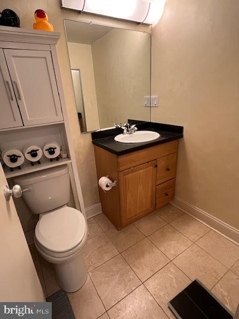2001 Hamilton Street, Unit 1920 Philadelphia, PA 19130 - Photo 11 of 24 a bathroom with a toilet a sink and mirror
