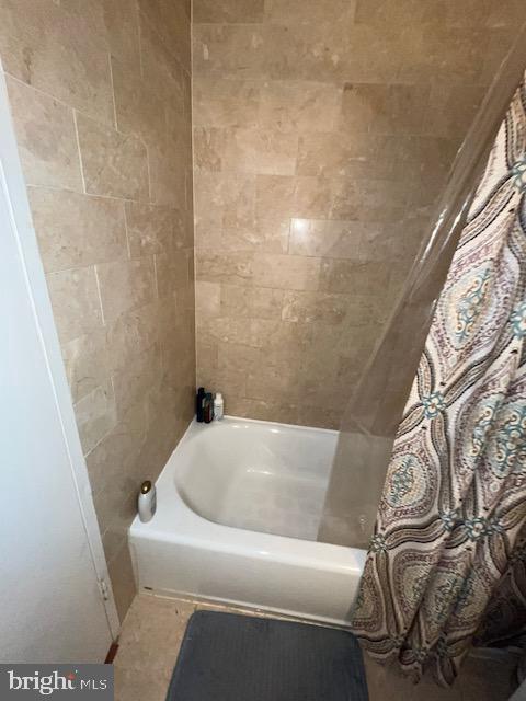 2001 Hamilton Street, Unit 1920 Philadelphia, PA 19130 - Photo 12 of 24 a bathroom with a bathtub and window