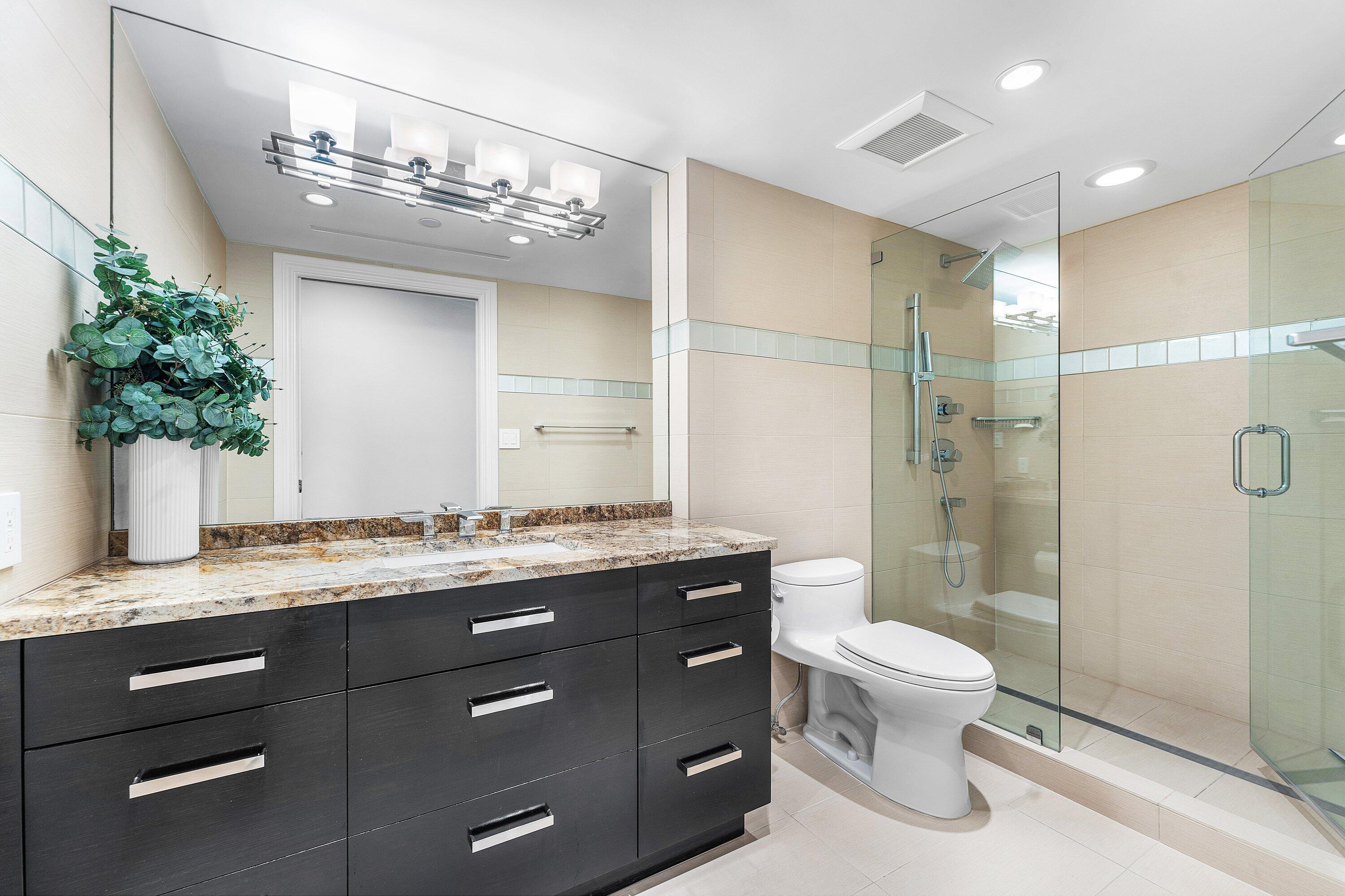 4545 North Ocean Boulevard, Unit PHD Boca Raton, FL 33431 - Photo 28 of 35 Guest Bedroom Bathroom